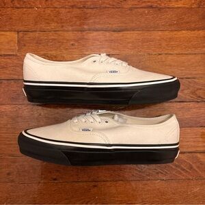 Vans Men's Authentic 44 duck canvas sneakers size 9